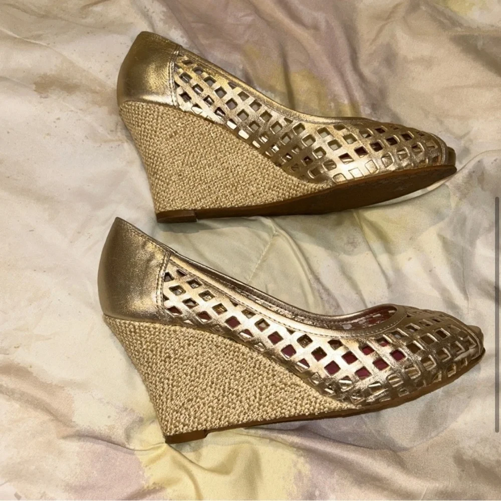 Lilly Pulitzer Gold Leather Resort Chic Basketweave Open Toe Wedge.FIRM PRICE - Picture 4 of 11
